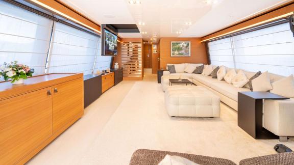 В салоне яхты Milena Ferretti Navetta 28 просторные диваны и естественное освещение.