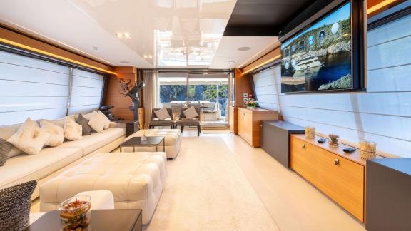 Внутренний салон Ferretti Navetta 28 Milena оборудован ТВ, удобной мебелью и выходом на корму.