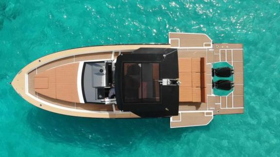 Ibiza açıklarında demirlemiş Martone motoryatı yukarıdan net şekilde görülüyor. Motorlar ve güverte detayları belirgin.