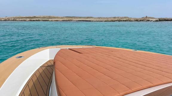 Ibiza açıklarında demirlemiş Martone motoryatının geniş ön güverte minderli güneşlenme alanı görülüyor.