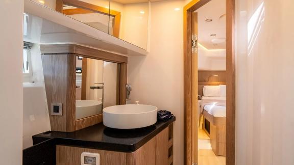 Stilvolles und geräumiges Badezimmer der Motoryacht Petitchet.