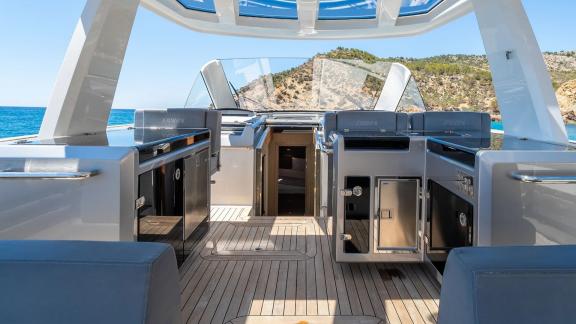 Voll ausgestatteter Außenküchenbereich auf dem Deck der Motoryacht Petitchet.