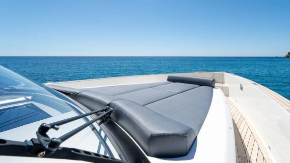 Graue Liegefläche der Motoryacht Petitchet mit Blick auf das offene Meer.