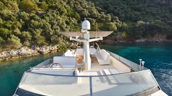 Bequemer Sitzbereich auf dem Oberdeck der Motoryacht Samocla und Aussicht.