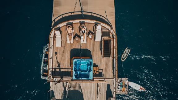 Gäste genießen Whirlpool und Sonnenliegen auf dem Deck der Luxusyacht Seagull 2 in Split.