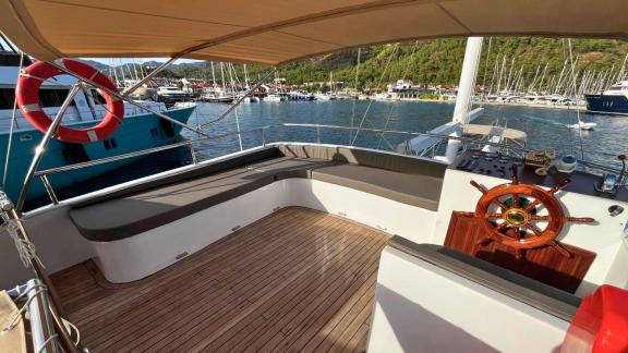 The upper deck of Gulet Ahmet Ertürk offers a spacious seating area and sun loungers.