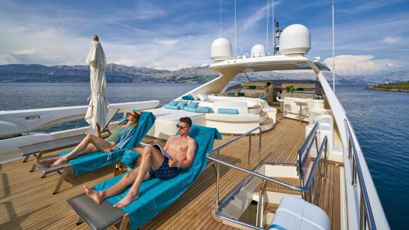 Genießen Sie Luxus und Entspannung an Bord der Acceptus Yacht in Kroatien, perfekte Sonnenbäder.