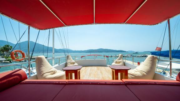 Herrliche Aussicht von der überdachten Lounge der Ok Ay mit bequemen Sitzsäcken in Fethiye.