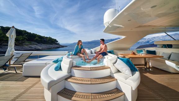 Entspannen Sie im Jacuzzi an Bord der luxuriösen Acceptus Yacht in Kroatien, pure Erholung.
