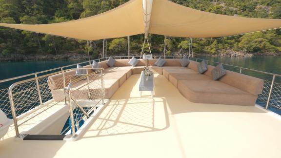 Großer Lounge-Bereich auf dem Sonnendeck der Gulet Kayhan 11 in Fethiye, ideal zum Entspannen.