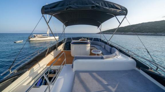 Die Flybridge der Motoryacht Karan bietet einen großzügigen Sitzbereich und Meerblick für eine entspannte Atmosphäre.