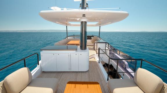 Die Flybridge bietet schattige Sitze und einen kleinen Servicetisch.