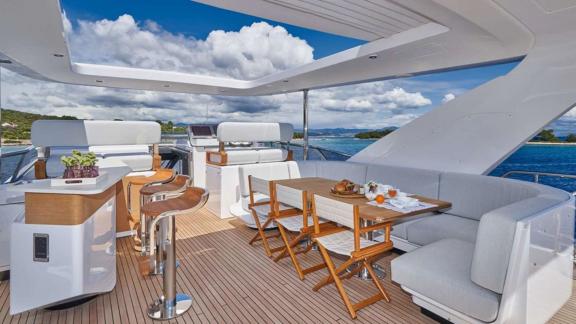 На верхней палубе Azimut Grande 27 уют для трапез и напитков у берегов Кастелы.