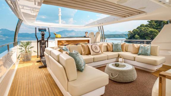 Auf dem Oberdeck gibt es Sofas, Sportgerät und Blick auf Natur und Meer.