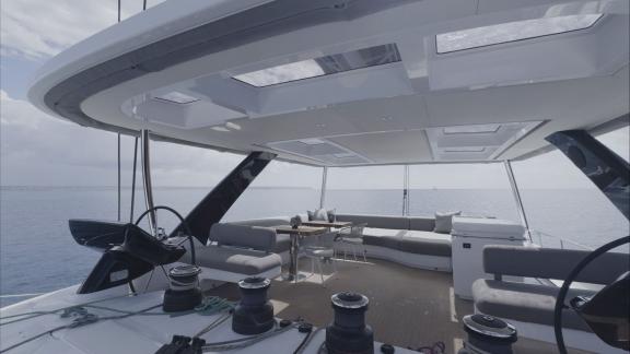 Comfortable cushions, a dining table and steering station create a relaxing flybridge atmosphere.