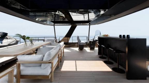 Moderne Flybridge des Sunreef Katamarans mit Bar, Lounge-Bereich und Meerblick.