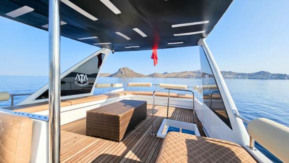 Bequeme Sitzecke auf dem Oberdeck der Motoryacht Ata Bora in Bodrum mit schöner Aussicht.