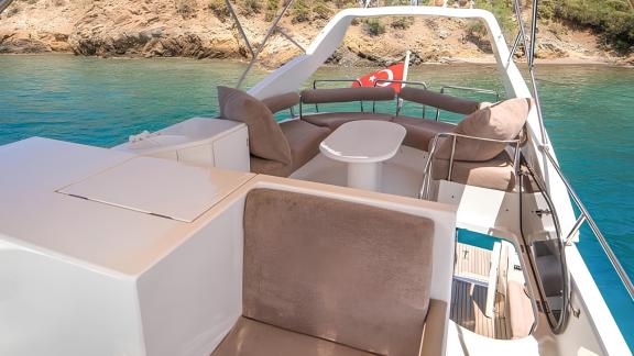 Seating and relaxation area on the upper deck of motor yacht İmera.