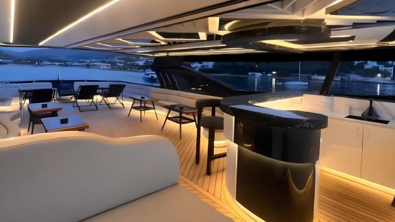 Bodrum manzaralı yat D&D'de şık bar ve lounge alanı.