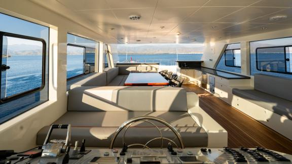 Die obere Lounge der Alessandro bietet Steuerstand, Küche und Sitzbereich – perfekt für Göcek Yachtcharter.