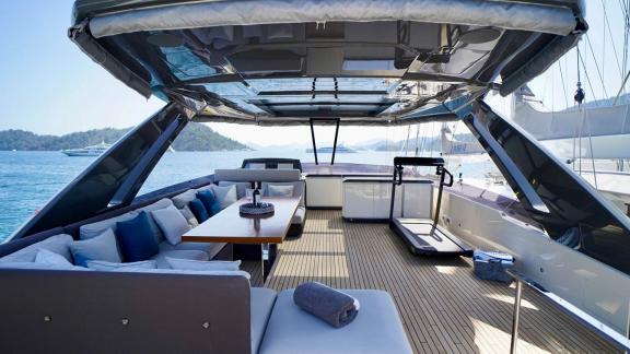На Ferretti 850 размещены стол, зона отдыха и беговая дорожка.