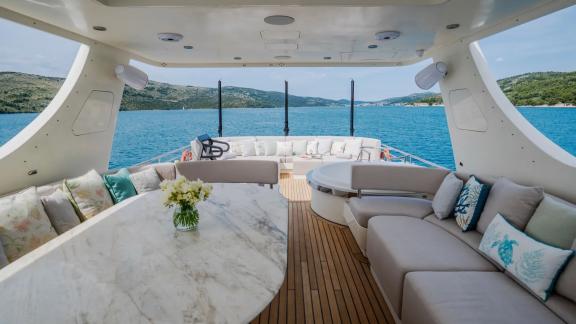 Mit Lounge, Tisch und Naturblick lädt die Dream in Šibenik zu stilvollem Chartern ein.