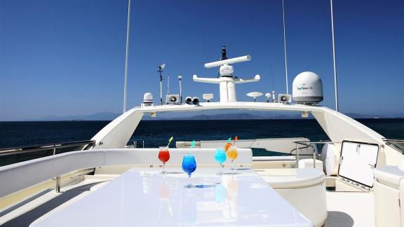 On the upper deck of the yacht Kentavros 2, you can enjoy colorful cocktails.