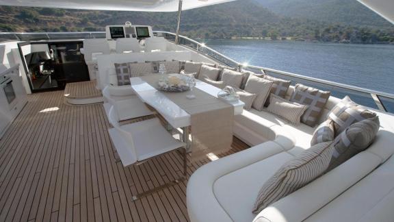 Das Oberdeck der Rem in Göcek lädt zum komfortablen Essen und Entspannen ein.