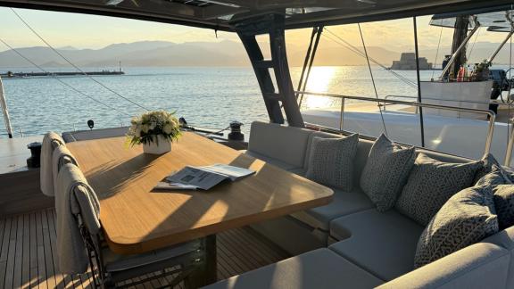 Auf dem Heckdeck der Serenity befindet sich ein gemütlicher Essbereich für Sonnenuntergänge.