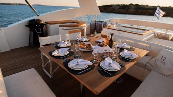 8 Gäste 4 Kabinen Motoryacht Red Rose vor Athen mit Jacuzzi und Sitzbereich auf dem Oberdeck.