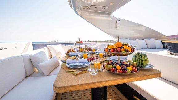 Ein luxuriöses Frühstück mit Meerblick auf der Yacht Harun ist ein einzigartiges Erlebnis für eine wöchentliche Motoryac