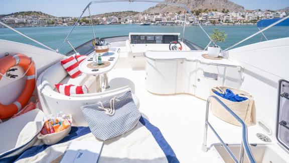 Das Oberdeck der Motoryacht Lady L zeigt bequeme Sitzgelegenheiten und einen Blick auf den Hafen.