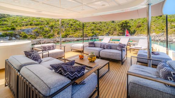 Die Ferretti Navetta 30 Motoryacht Klobuk bietet ein elegantes Flybridge‑Deck zur entspannten Sonnenpause vor Split.