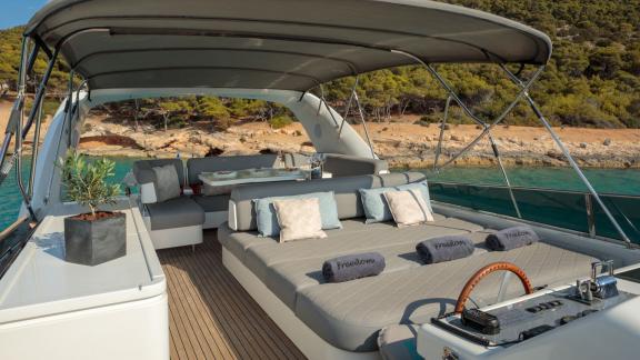 Motoryacht Freedom's flybridge sunbathing area and dining table