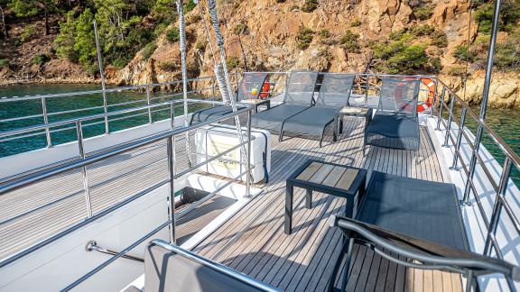 Sunbathing area on the flybridge of luxury yacht Mask 5