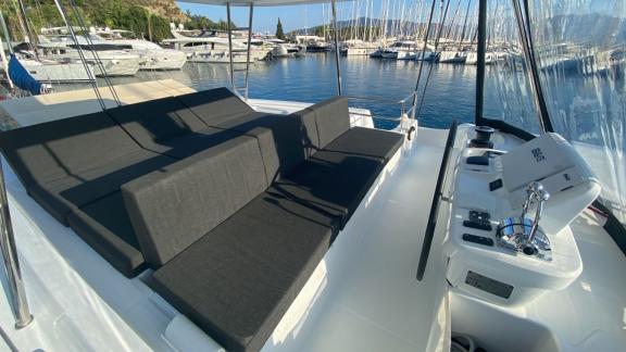 Das stilvolle Sonnendeck des Katamarans Clara bietet bequeme Liegen mit Blick auf den Yachthafen in Marmaris.