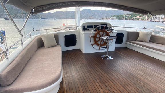 Удобное рулевое место с элегантными сиденьями на гулете в Мармарисе.