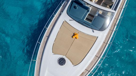 Ibiza açıklarında demirlemiş Fancy That yatının ön güneşlenme alanı.
