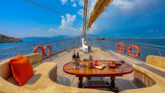 Luxurious moments on the elegant deck of the Su Sesi gulet with stunning views. Ideal for 10 people.