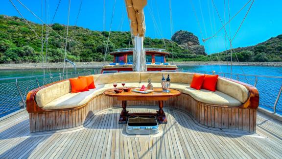 Luxurious atmosphere on the stylish deck of the Su Sesi gulet. Perfect for 10 people.