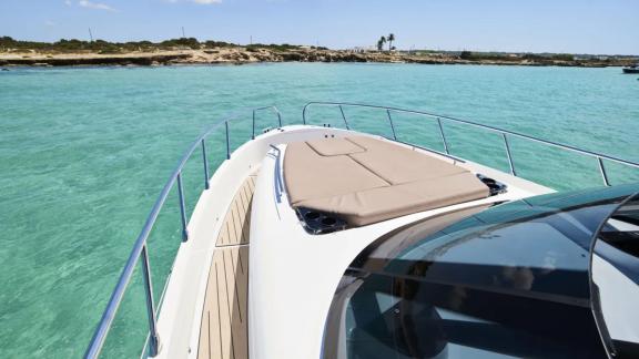 Ibiza’da konumlanan Santa Cruz motoryatın ön güvertesinde geniş güneşlenme minderi yer alıyor.