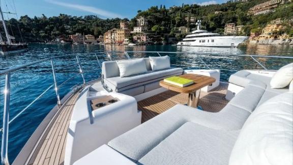На носу Azimut 60 у Кастелы мягкие сидения и стол для отдыха на воде.