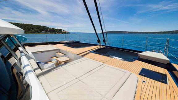 Das Vordeck des Dessus bietet viel Platz zum Sonnenbaden vor Kastela.