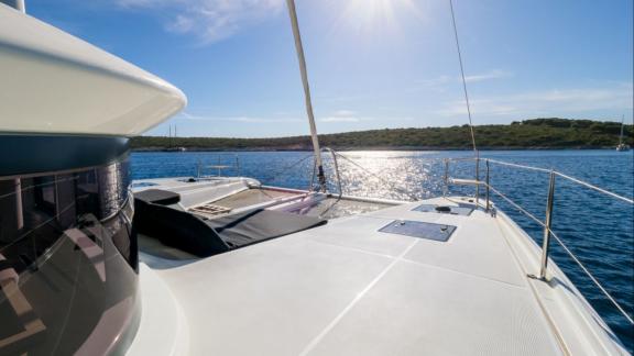 На носу катамарана в Кастеле расположена солнечная зона с видом на море и залив.