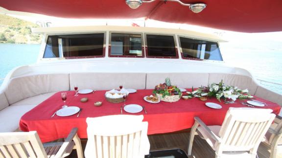 Elegant table decoration on the deck of the Diamond Lila.