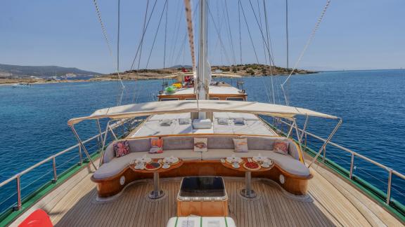 Der gemütliche Sitzbereich auf der Yacht Serenad, perfekt für Entspannung und Mahlzeiten, mit Blick auf das blaue Meer.u