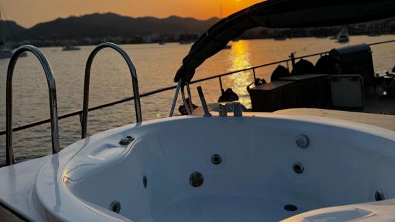 Jacuzzi auf dem Deck der Gulet-Yacht bietet Entspannung beim Sonnenuntergang.