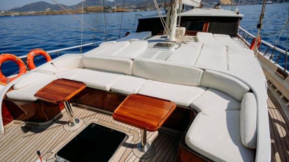 Eleganter Außenbereich eines Gulets mit 4 Kabinen, perfekt für entspannte Yachtcharter in der Ägäis.