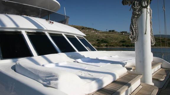 Komfortable Liegen auf dem Sonnendeck einer luxuriösen Yacht in Bodrum, ideal zum Entspannen und Sonnenbaden.