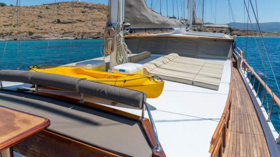 Geräumiges Sonnendeck der Gulet Deniz Kızı A mit bequemen Liegen und Kajak für Wasserspaß.